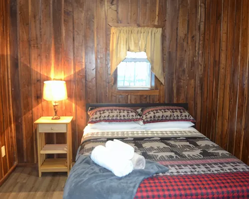 Cozy River front cabin w/Private natural spring. Pet Friendly! Hotels in Powell County