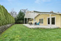 Charming Home in Bellevue – Near Downtown! - 방갈로