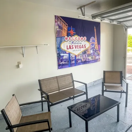 Las Vegas Retreat · Modern 3BR Oasis · 10 Min to Strip · Pet-Friendly & Licensed Отели рядом с достопримечательностью «Стадион «Сэм Бойд»»