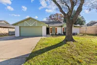 Golden DFW - Near Stadiums, Large Pool, Fire Pit - Homestays