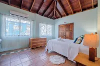 Charming 3-bedroom 2-bathroom Beachfront Beauty with separate living quarters -  Privatzimmer