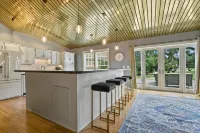 Charming Cottage & Guest House 1 Block to Beach with Oaks and water views - Boutique