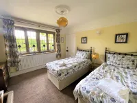 Fairlie Cottage Overlooks the River in Bourton-on-the-Water parking for 3 cars. - Homestays