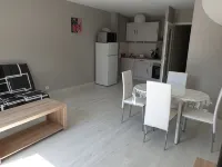 4-bed apartment ideally located 10 minutes walk from the lake