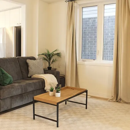 Newly Built 3-bedroom house with WiFi, Parking and AC 15 mins to the Falls