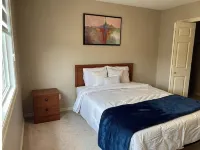 Entire Home in Edmonton South close to Airport with fenced private yard & deck - Homestays