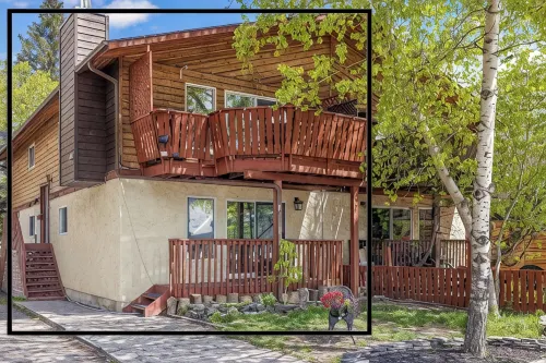 4BR 2000sqft Chalet by DT: 15mins to Banff,  Epic MTN Views, 2-min Walk to Shops - บังกะโล