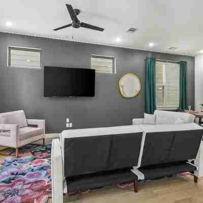 Stylish Multi-level home, minutes to Downtown Dining/Meeting Rooms
