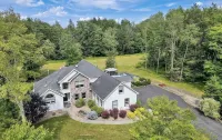 Poconos Spacious 6-Bedroom House in Marvelous Blakeslee WPool Gamerooms Hot Tub - Luxury