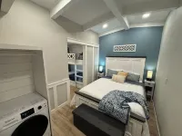 Perfect Lakeside Getaway - Renovated condo with ALL the amenities + Laundry! - 부티크