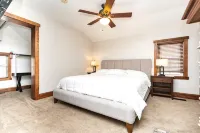 Beautiful Roscoe Village/Hamlin Park 4 bed 3 bath.