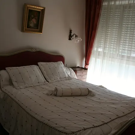 Superb apartment, downtown, private parking, quiet with elevator