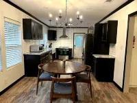 Springhill Bungalow-cozy bungalow located in the Springhill area.