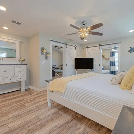 Charming Family Friendly Coastal Home Min from Beach and Bay!!! Sleeps 9!