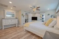 Charming Family Friendly Coastal Home Min from Beach and Bay!!! Sleeps 9! - 4 tähden