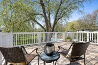 Beautifully remodeled 4 BR home w/ in-ground pool - Homestays