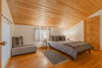 Mt Baker Cabin w/ Private Hot Tub & Deck - Chalets