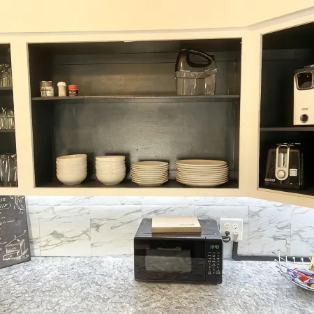 Downtown oasis.. Abundance of Entertainment & Amenities • Hot Tub • King Bed•