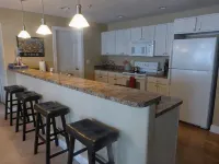 Downtown Traverse City Condo, close to shops, food, recreation, beaches. - ห้องครัว