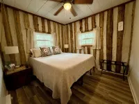 Creekside Log Cabin w/firepit, near quaint towns Thomas/Davis & many state parks - 3 étoiles
