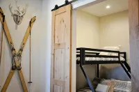 BRAND NEW Contemporary 2 BR near Winter Park Ski Resort on Shuttle w/priv hottub - 4星級
