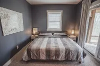 Spacious luxury cabin with hot tub and a great view! - 4-Star