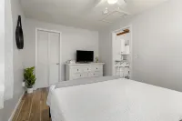 Close to Beach! Pool, Hot Tub, Firepit in Patio area & Deck. - piscina
