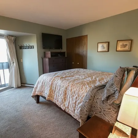 Mountain Condo on Bus Line, Walkable to Downtown.