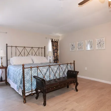 Lake view, Spacious 5 bedrooms, big lot, sleep 18
