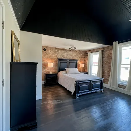 Historic Skylight Studio - 1 Bedroom Apartment