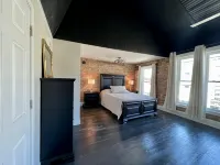 Historic Skylight Studio - 1 Bedroom Apartment - 4-Star