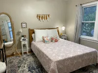 Harbor Home on Miner-An Adorable Lakeside Bungalow - 3-Star