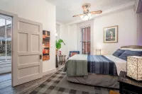 Updated Historical apartment close to a park and two blocks from the best dining - 2-Star