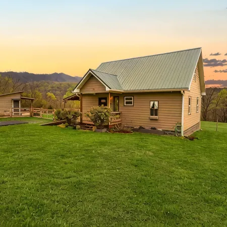 Cozy cabin retreat w/hot tub and fenced yard. Pet-Friendly!