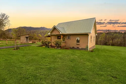 Cozy cabin retreat w/hot tub and fenced yard. Pet-Friendly! - シャレー