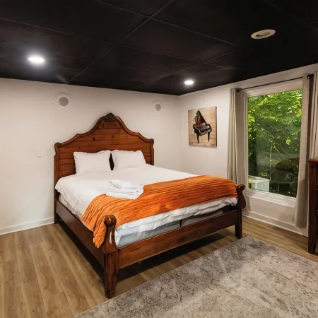 Clemson 3Br Family-Friendly Near Stadium with 75” TV and Indoor Putt Green