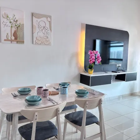 Cozy Stay with Distant Seaview | Near Jonker Walk