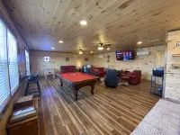 Red River Ranch Retreat- HOT TUB, Views, Pond- Near RRG - Wifi