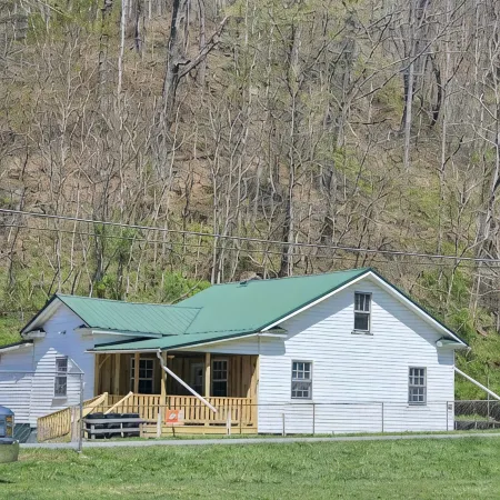 Spacious riding retreat 4 BR Outlaw House/ ATV Riding 10beds-Large Parking