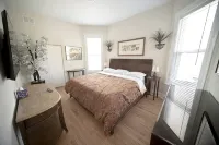 Large, Exquisitely Decorated in Heart of East Lakeview Near Wrigley & Lakefront - Apartments