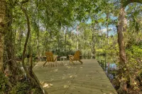 Watch the Manatees Swim by from This Peaceful Retreat with a Private Dock - 3성급