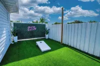 Flamingo Retreat Steps to Downtown Pool Home - Parvekkeita