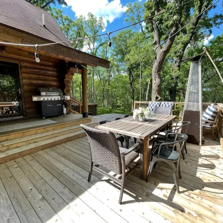Beautiful Log Cabin Retreat on 6 Acres of Forest Only 10 Minutes to Lake Geneva. Hotels in Lyons