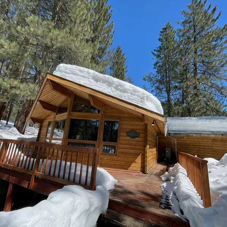Rocky Cliff Retreat at Davis Lake
