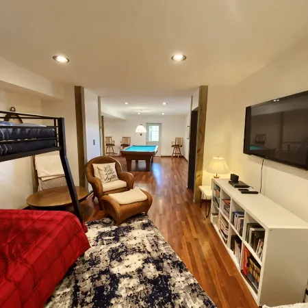 Cozy Creekview Cabin - Berkeley Springs, WV
