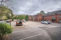 Garner Hotel Birmingham South East by IHG - parking