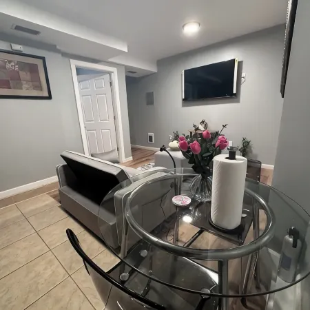 Cozy 1-bedroom apartment in enjoyable Newark with WiFi,