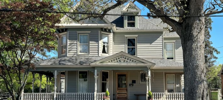 Spacious 4-bedroom house in charming Wilson with AC, WiFi Hotels in Wilson