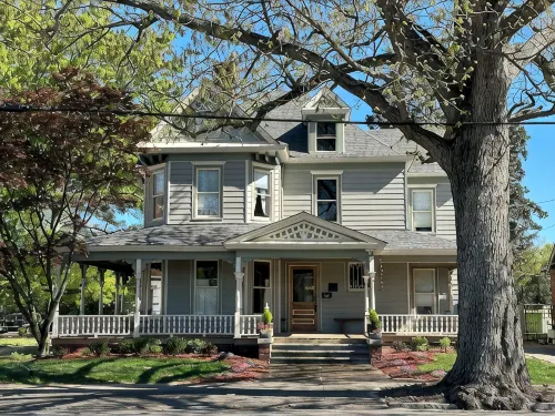 Spacious 4-bedroom house in charming Wilson with AC, WiFi - Homestays