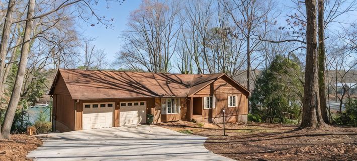 Perfect Summer Get Away! Charming 4 Bedroom Lake Front Home. Hotels in Oconee County